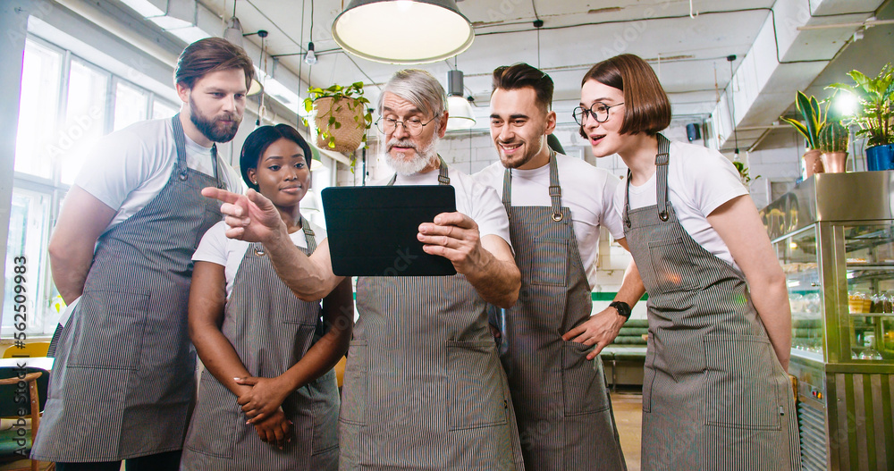 THE ULTIMATE GUIDE TO FINDING & HIRING A WINNING TEAM